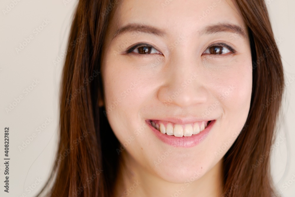 笑顔で笑う20代女性 笑顔で笑う20代女性