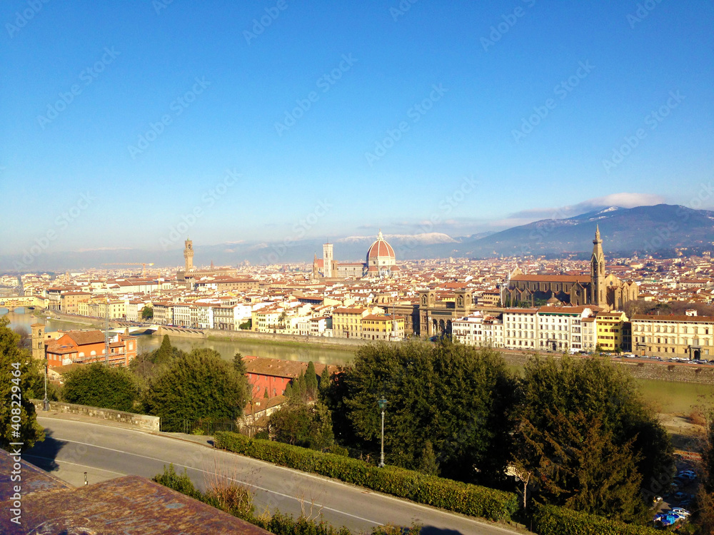 イタリアの風景 赤い建物と青空