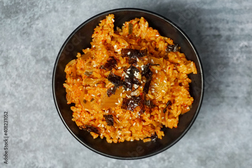 Cuadro en lienzo Top view Korean kimchi fried rice topping white sesame and seaweed