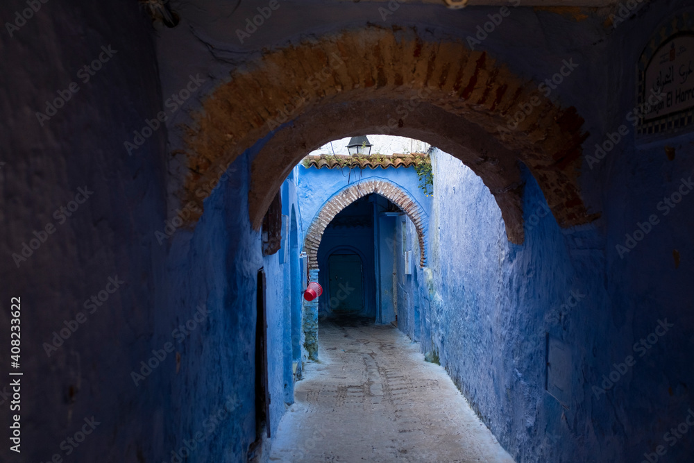Pasaje con  arcos de ladrillo en Chauen, Marruecos