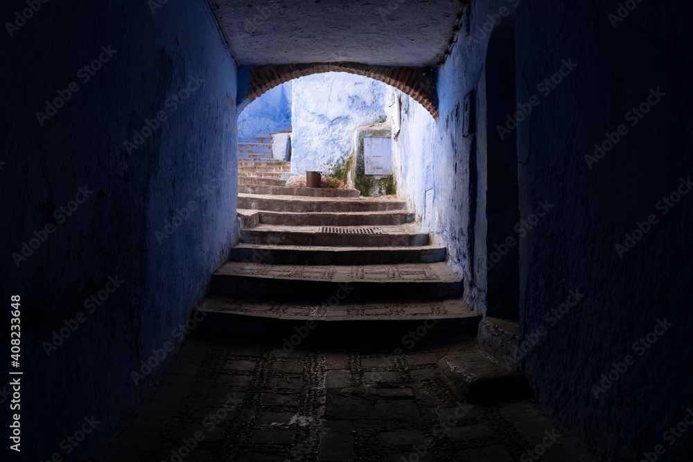 Pasaje con escaleras en Chauen, Marruecos