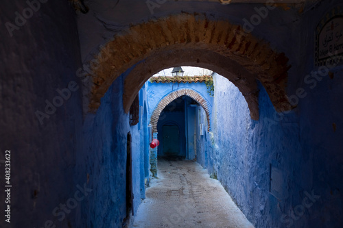 Pasaje con  arcos de ladrillo en Chauen, Marruecos © Ricardo Ferrando