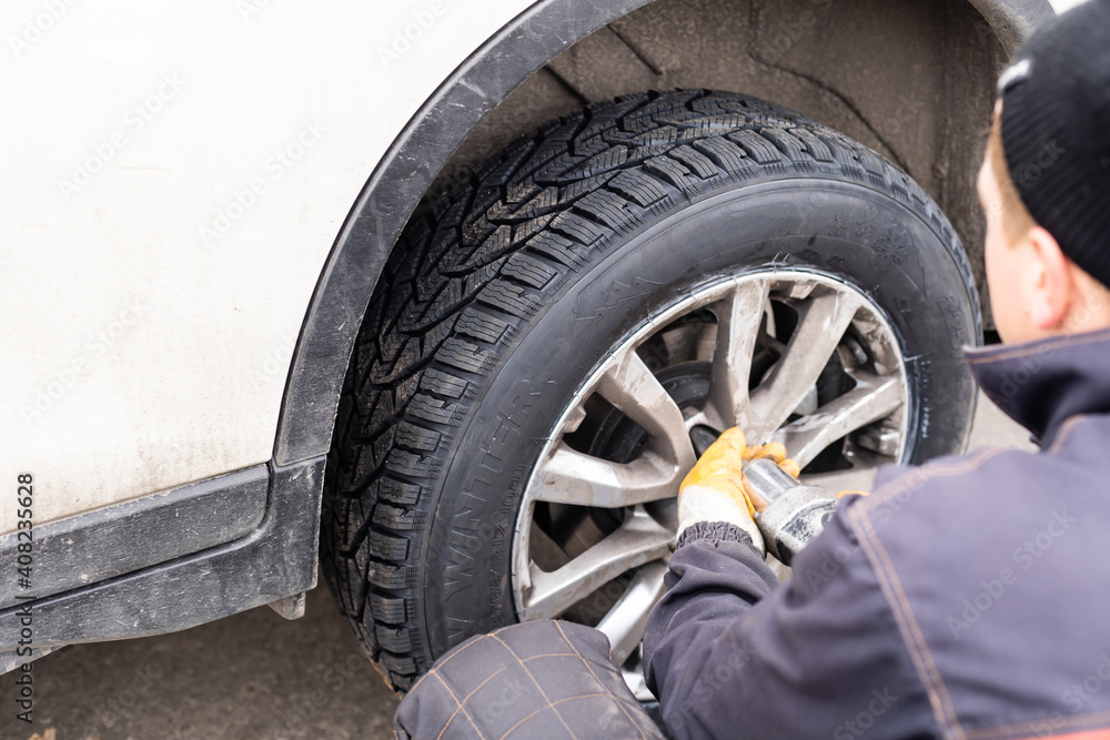 Naklejka premium Changing wheel on a car