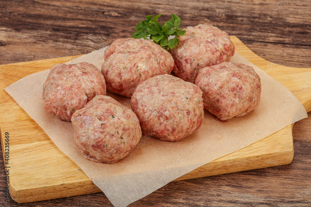 Raw turkey meatball for cooking