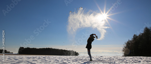 junge Frau wirf Schnee photo