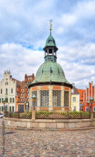 Old town of Wismar with the water fountain from 1602 on the market square. Mecklenburg-Vorpommern, Germany
