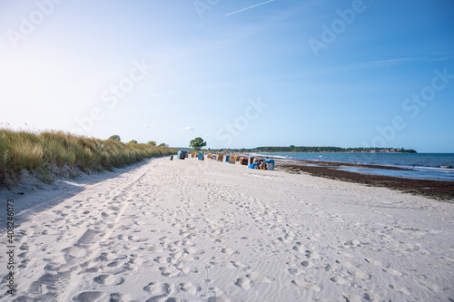 Fototapeta Naklejka Na Ścianę i Meble -  strandkörbe stehen am strand der ostsee