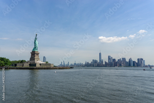 Looking at the symbol of New York, the Statue of Liberty © sayrhkdsu