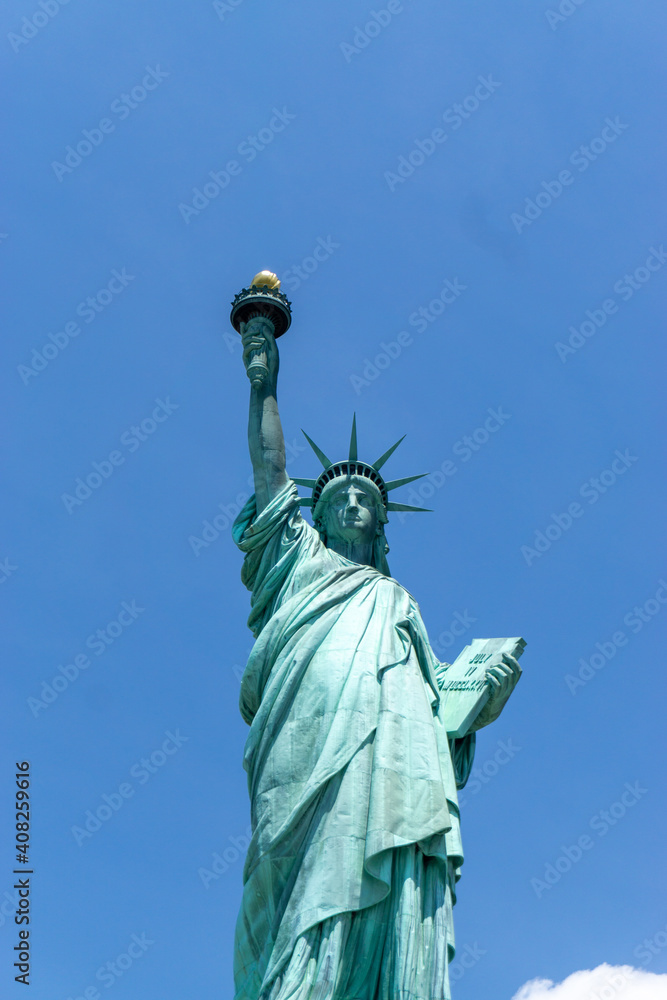 Fototapeta premium Looking at the symbol of New York, the Statue of Liberty