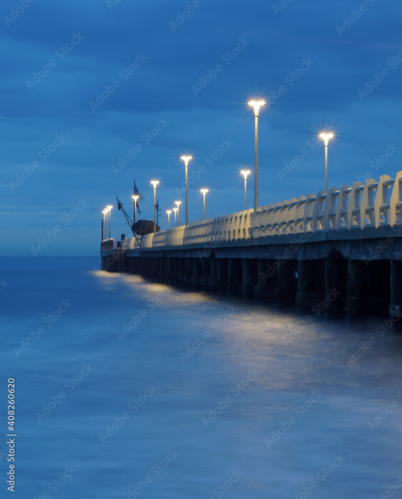 Obraz premium pier in the afternoon under a grey sky