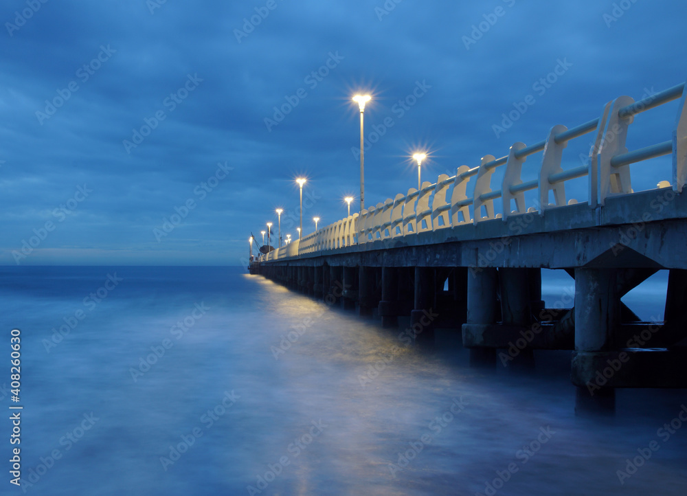 Obraz premium pier in the afternoon under a grey sky