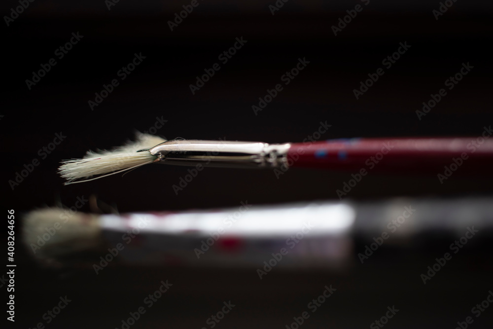 Naklejka premium Used oil paint brushes illuminated by daylight filtering through the window. close up.