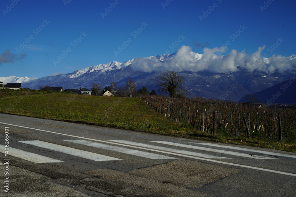 Fototapeta premium janvier en savoie entre neige et montagne