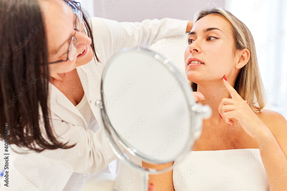 Ärztin und Patientin bei Beratung vor Facelift Ärztin und Patientin bei Beratung vor Facelift