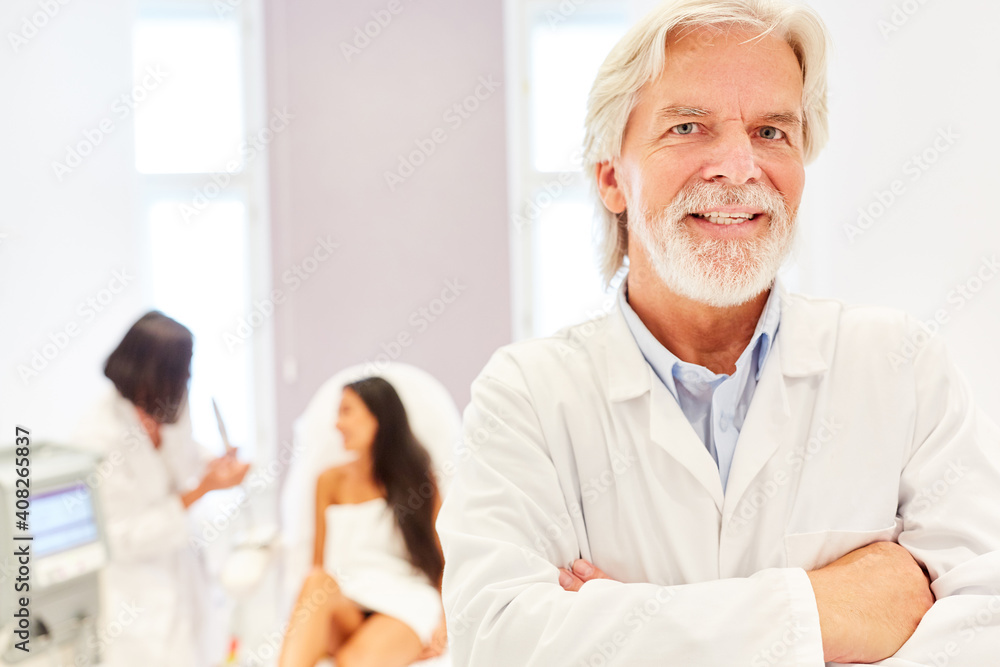 Fototapeta premium Freundlicher Facharzt für plastische Chirurgie