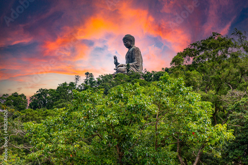 Großer Buddha in Hong Kong Buddha Statue im Sonnenuntergang 