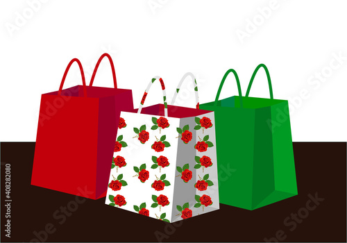 Bolsas de papel en rojo, verde y estampado de rosas rojas sobre fondo blanco y negro