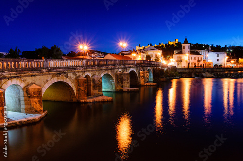puente romano sobre el rio Nabao y castillo templario  Tomar  distrito de Santarem  Medio Tejo  region centro  Portugal  europa
