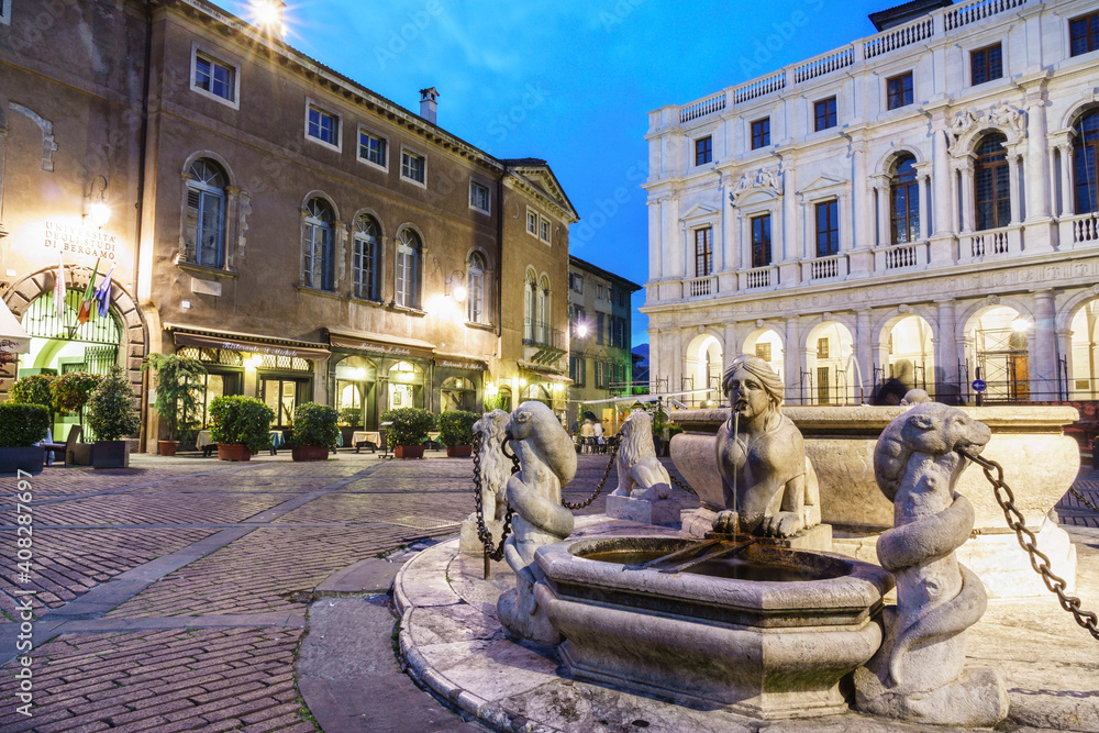 fuente regalo de Alvise Contarini, 1780, plaza Vecchia,ciudad alta,Bergamo,  Lombardia,  Italia, Europa