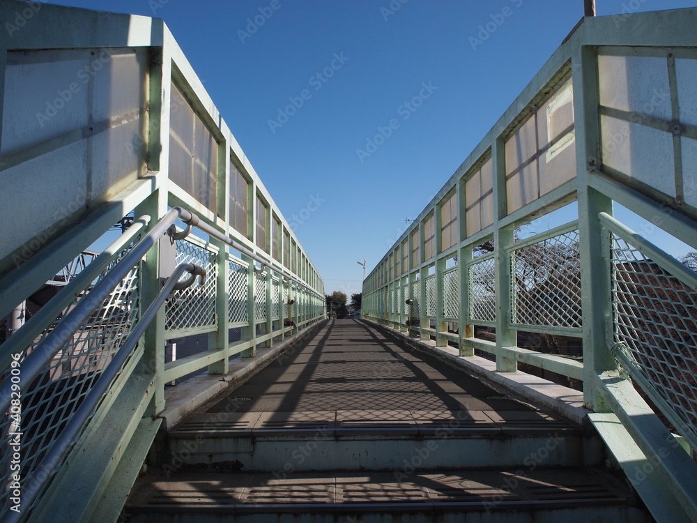 Fototapeta premium 歩道橋の上 〜On the pedestrian bridge