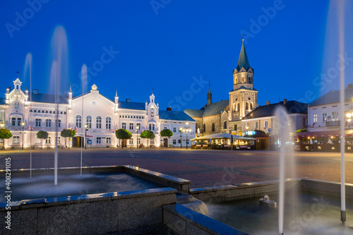 iglesia franciscana y antiguo ayuntamiento, plaza del mercado, Sanok, Voivodato de Subcarpacia, Polonia, eastern europe