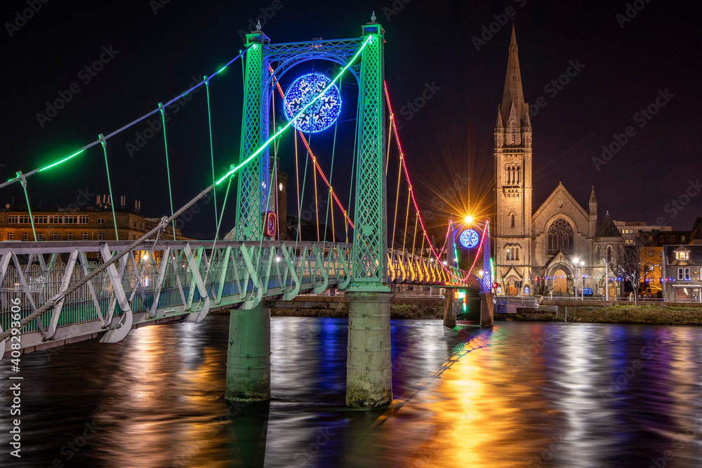 Fototapeta premium Greig Street Bridge sobre el rio Ness, Inverness, Highlands, Escocia, Reino Unido