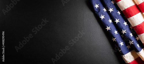 Valokuva Happy presidents day concept with flag of the United States on black wooden background