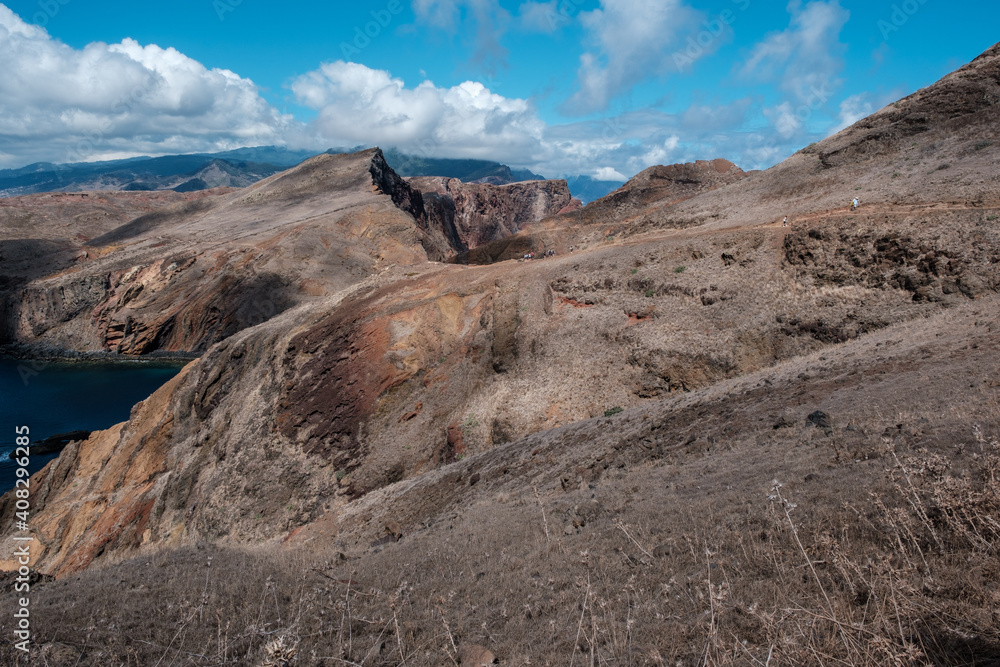 Naklejka premium Arid mountains next to the sea
