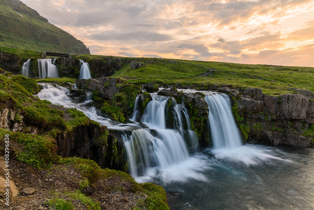 Obraz premium Magnificent Kirkjufellsfoss waterfall in Northern Iceland at sunset