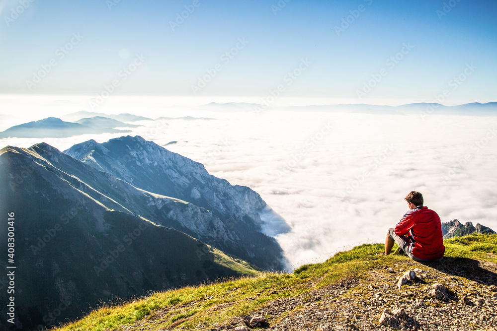 Gipfelsturm in den Alpen im Herbst über den Wolken