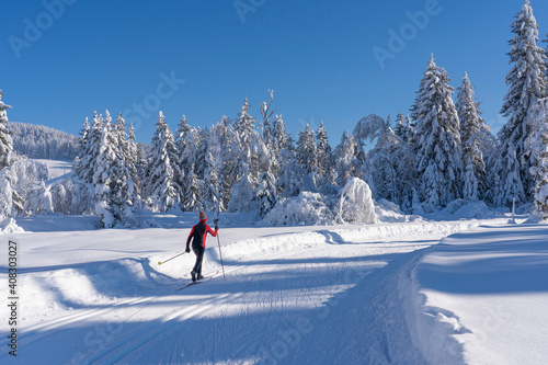 Foto beautiful active senior woman cross-country skiing in fresh fallen powder snow i