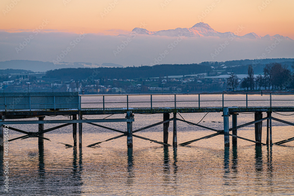 D, Bodensee, Sonnenuntergang im Fährhafen Konstanz mit Blick auf das Alpsteingebirge mit Säntis und Altmann im Abendlicht