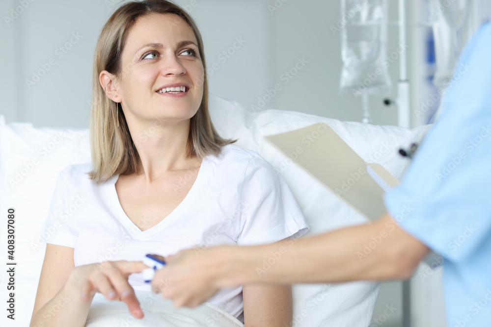 © megaflopp - Doctor in hospital measures pulse of woman to patient