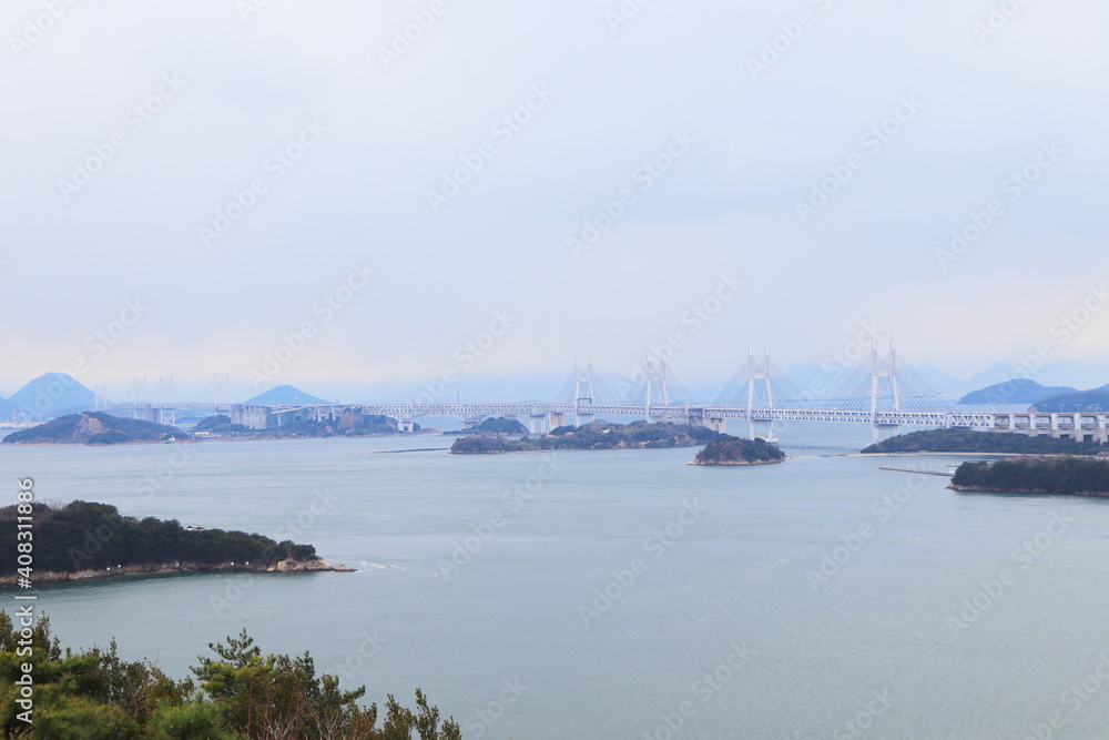 日本の岡山県にある鷲羽山展望台から撮影した瀬戸内海と瀬戸大橋