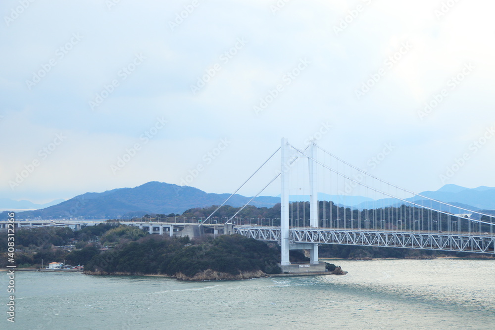 日本の岡山県にある鷲羽山展望台から撮影した瀬戸内海と瀬戸大橋