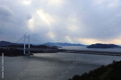 日本の岡山にある鷲羽山展望帯から撮影した瀬戸内海と瀬戸大橋と背景の光芒