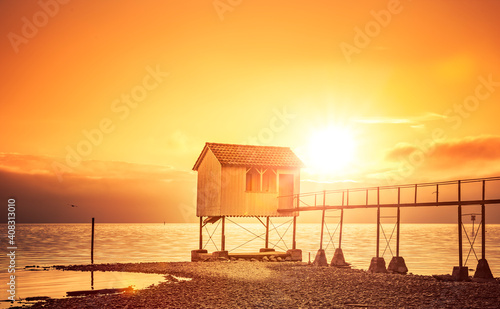 Badehaus am See bei Sonnenuntergang