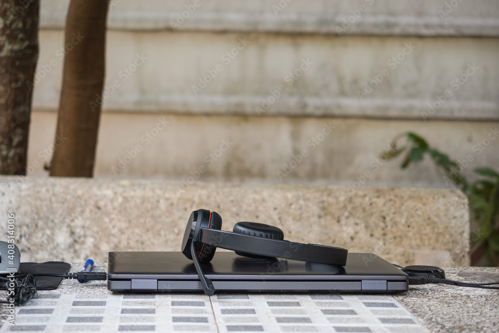 Obraz premium Laptop was placed with headphones, the mouse was placed on the marble table