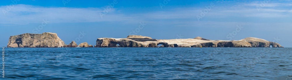 Panorama der Ballestas Insel vor Pisco in Peru - Ica Region mit Vogelkolonien Panorama der Ballestas Insel vor Pisco in Peru - Ica Region mit Vogelkolonien