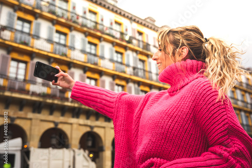 Young caucasian blonde woman taking a selfie on the street © Jorge Argazkiak