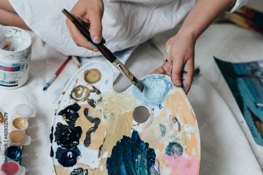 Obraz premium artist painting with brush