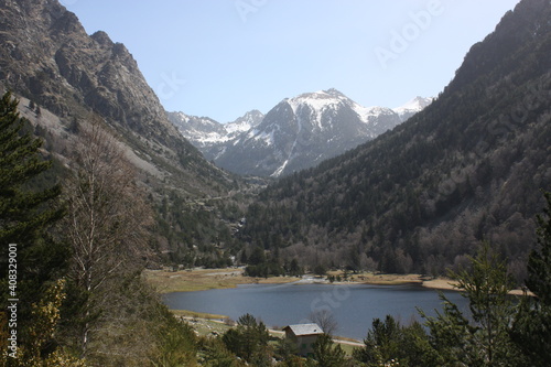 Fototapeta Naklejka Na Ścianę i Meble -  Pyrenees national park lake and mountains