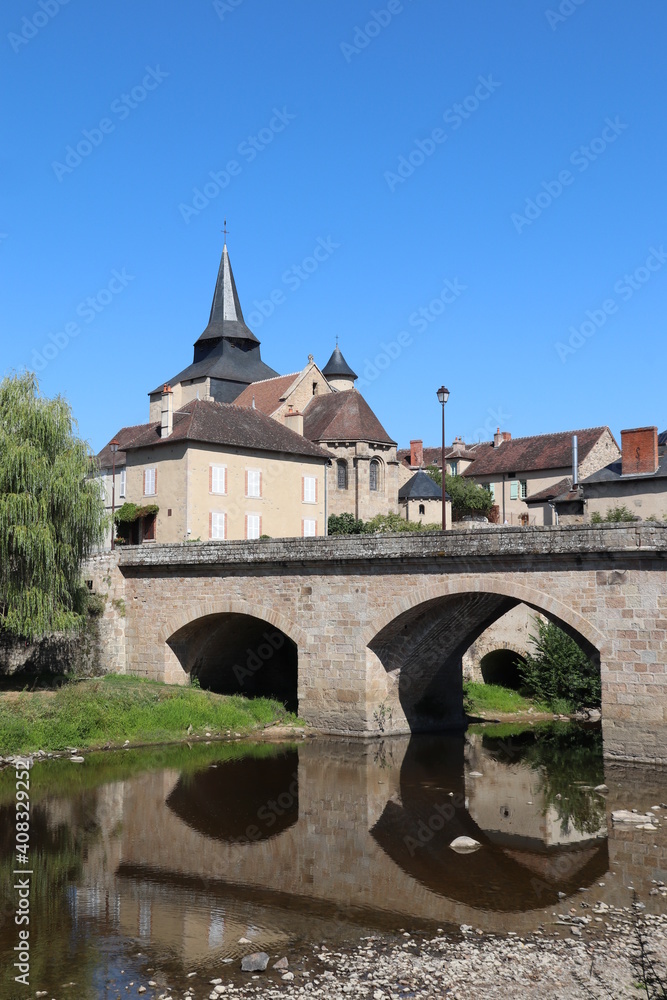 Nouvelle-Aquitaine - Limousin - Creuse - La Celle-Dunoise - Le pont et l'église Saint-Pierre 