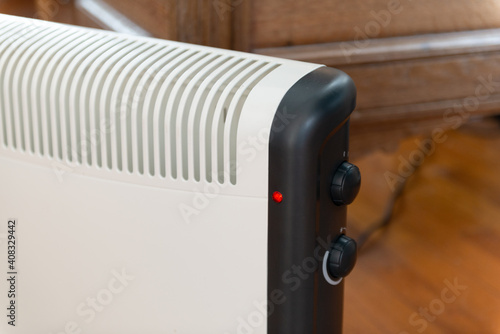 Tableau sur toile Détail d'un radiateur électrique d'appoint posé au sol dans une maison