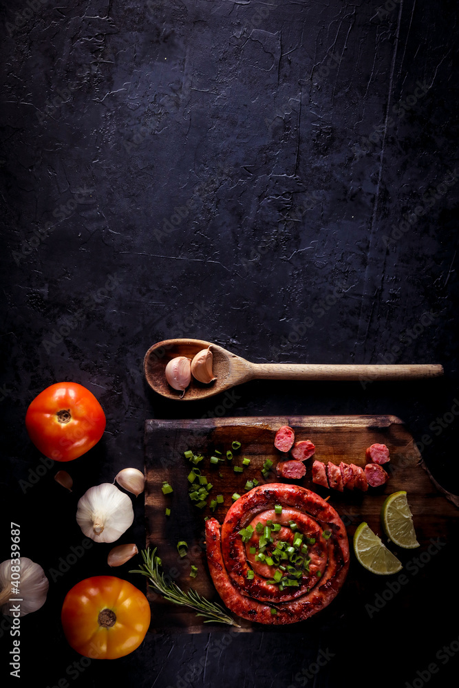 Calabresa grelhada na placa de madeira com especiarias. Delicioso churrasco brasileiro. Calabresa grelhada na placa de madeira com especiarias. Delicioso churrasco brasileiro.