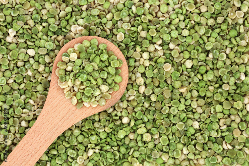 Foto de Vegan healthy roasted green peas in a wooden spoon & forming a
