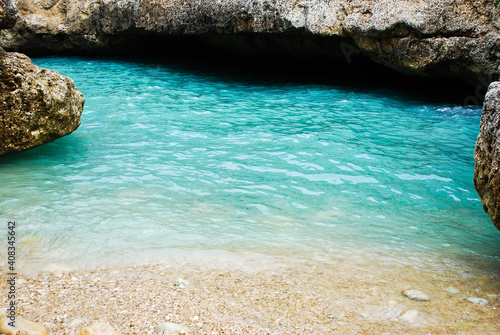 Fotografía Pebbly narrow beach in Wied il Ghasri near Marsalforn in Gozo Maltese islands