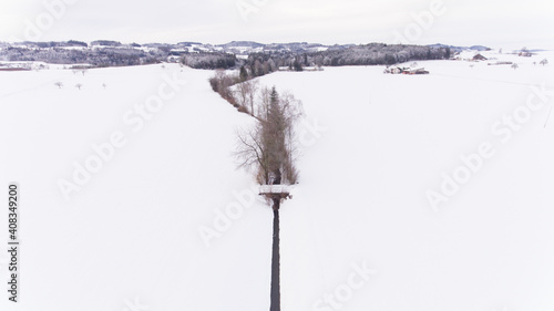 Bach in verschneiter Landschaft