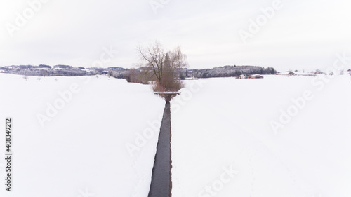 Bach in verschneiter Landschaft
