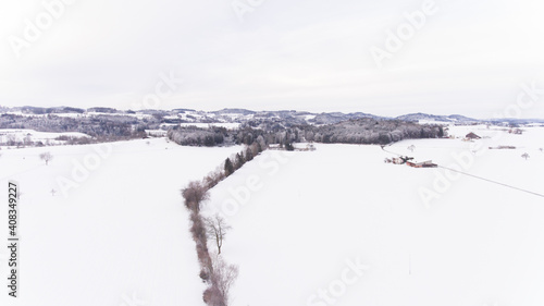 Bach in verschneiter Landschaft